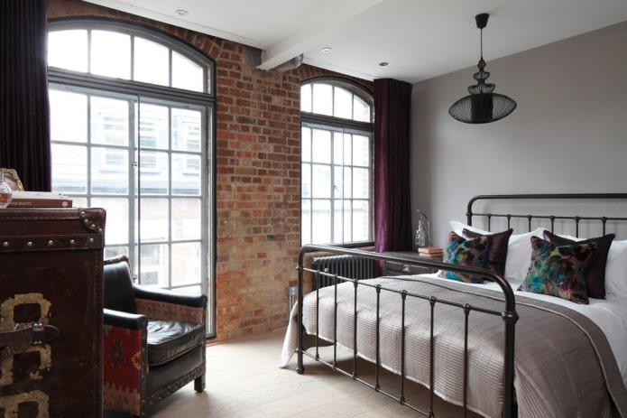 gesmeed bed in een loft-slaapkamer