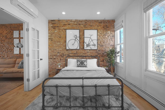 gesmeed bed in een loft-slaapkamer