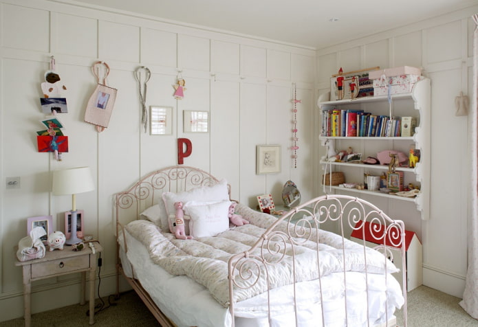 een smeedijzeren bed in een kinderkamer