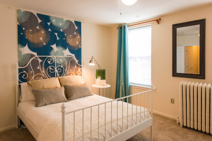bed met smeedwerk in het slaapkamerinterieur