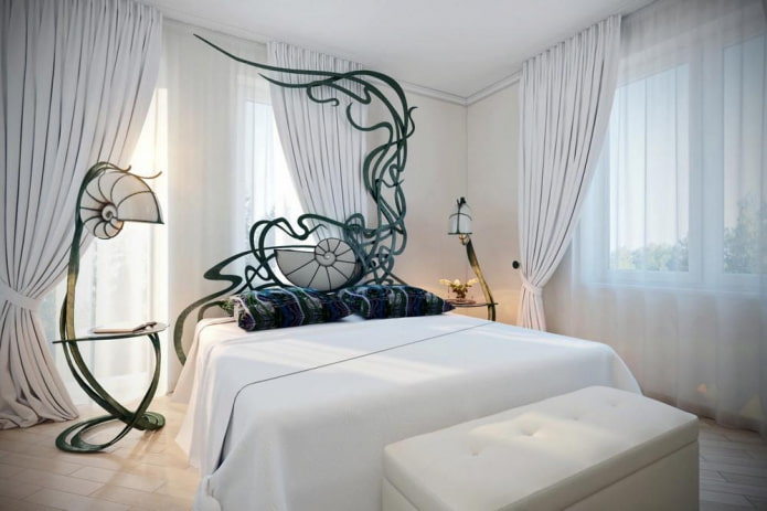gesmeed bed in de slaapkamer in Art Nouveau-stijl