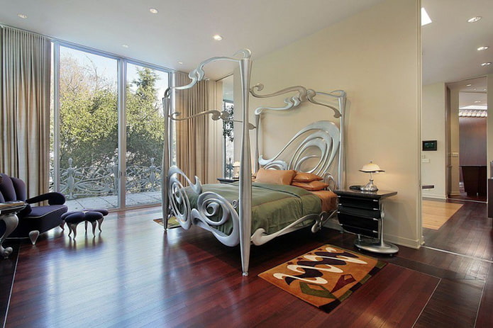 gesmeed bed in de slaapkamer in Art Nouveau-stijl