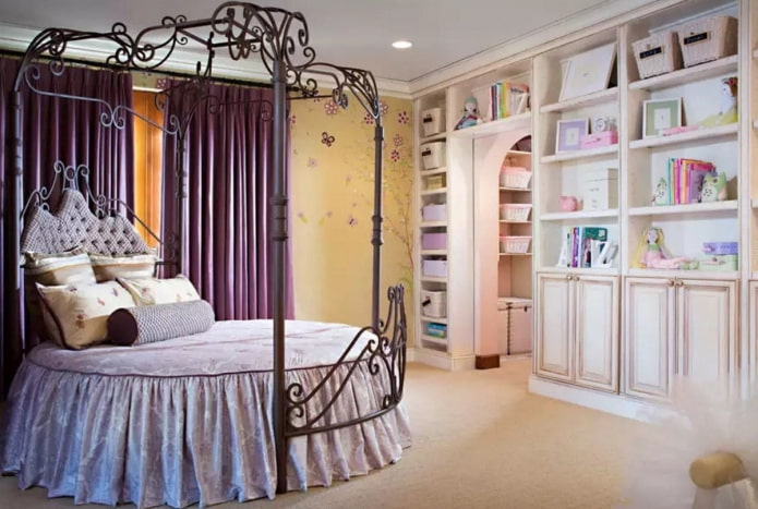 gesmede rond bed in het interieur