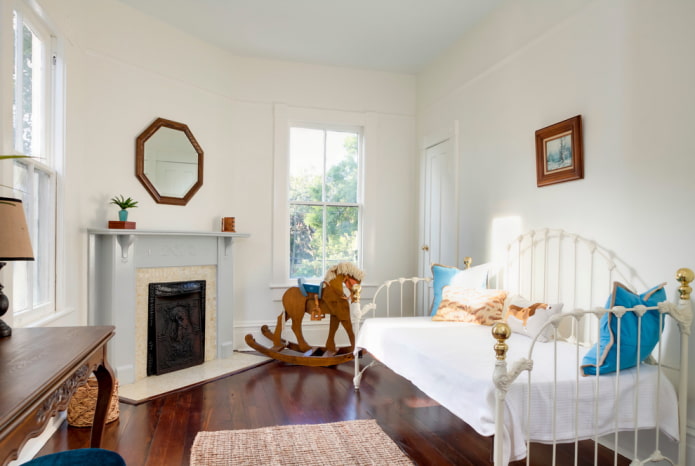 gesmeed kinderbed in het interieur