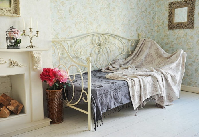 smeedijzeren hoekbed in het interieur