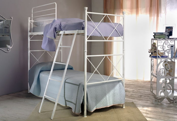 smeedijzeren stapelbed in het interieur