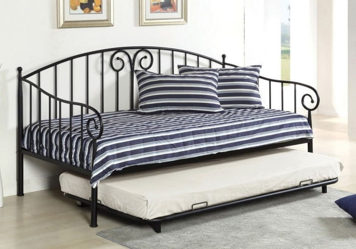 smeedijzeren bed met een omvormbaar bed in het interieur