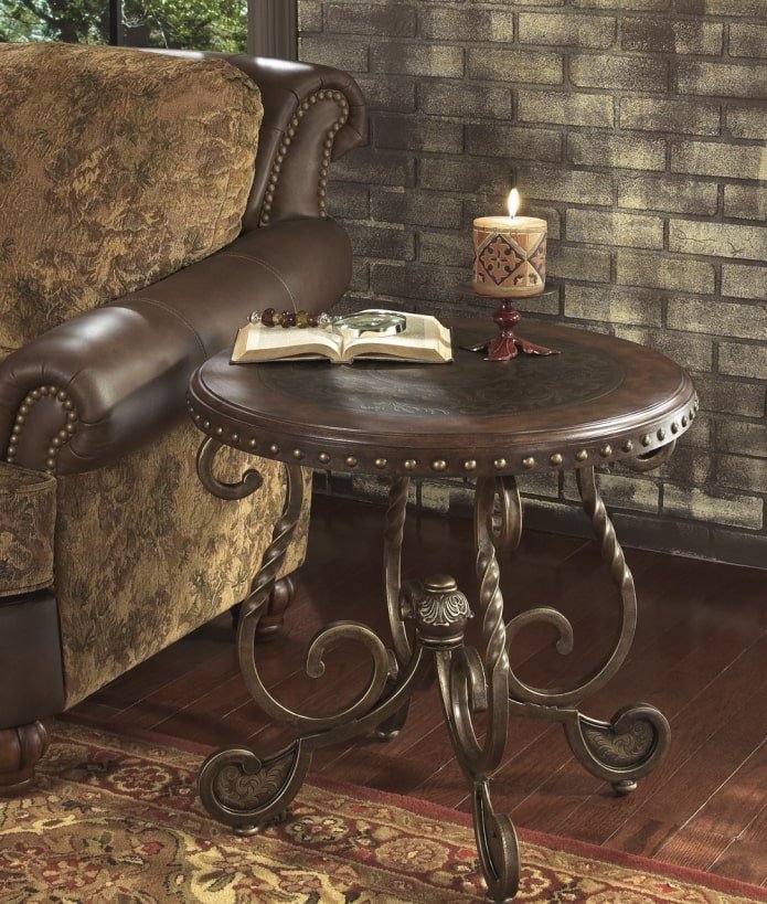 gesmede salontafel in het interieur