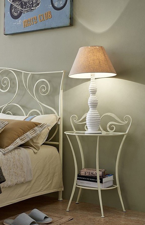 gesmede nachtkastje in het interieur