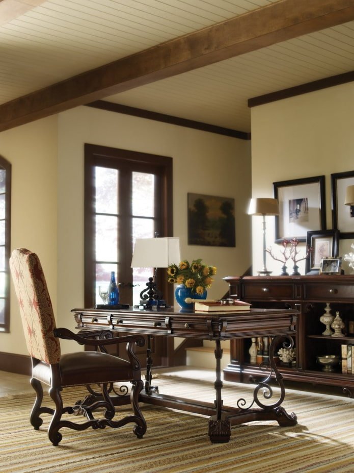 gesmeed bureau in het interieur