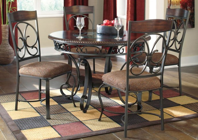 gesmede eettafel in het interieur