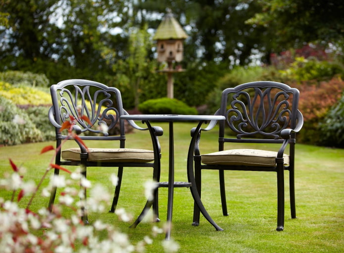 gesmede tuintafel aan de buitenkant