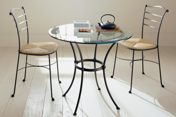 gesmede ronde tafel in het interieur