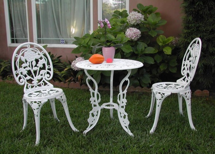 gesmeed opengewerkte tafel aan de buitenkant