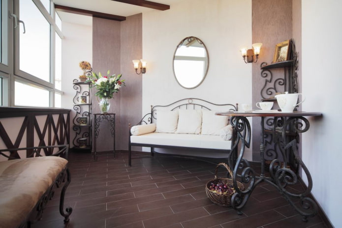 smeedijzeren salontafel op de loggia