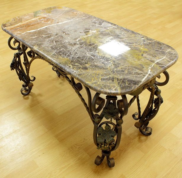 tafel met stenen blad