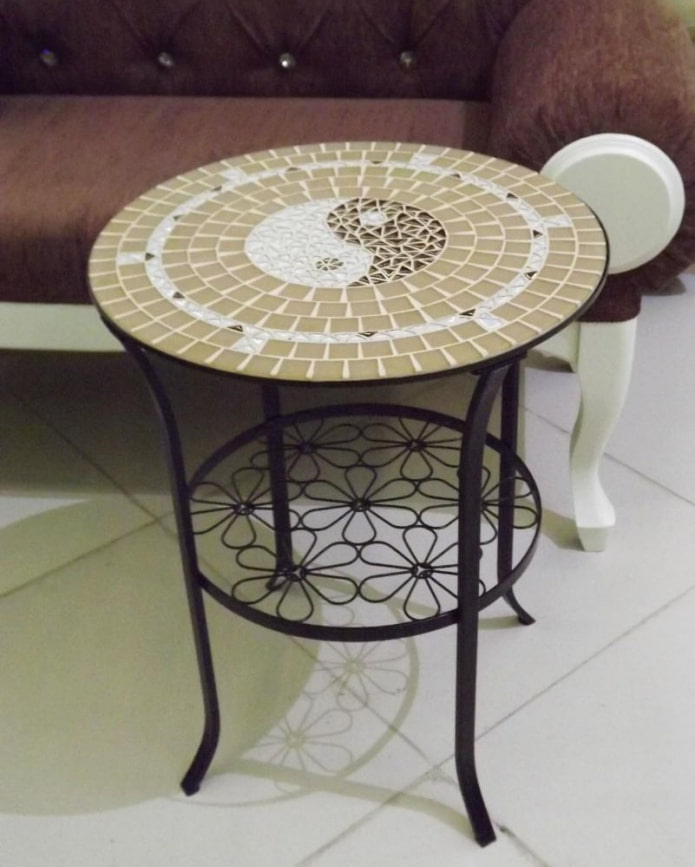 gesmede constructie met moza?ek