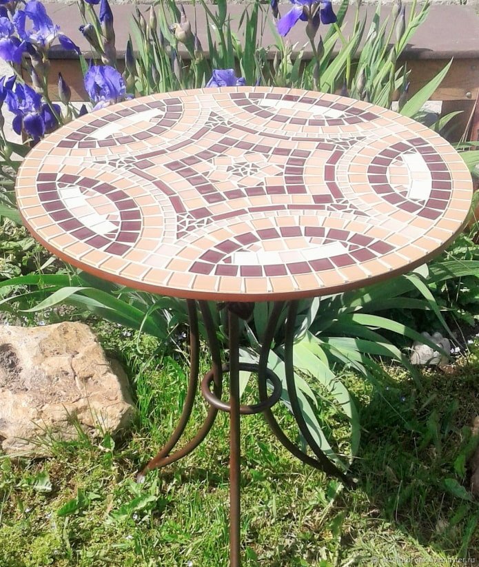 gesmede constructie met moza?ek