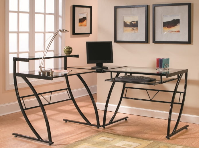 gesmede hoektafel in het interieur