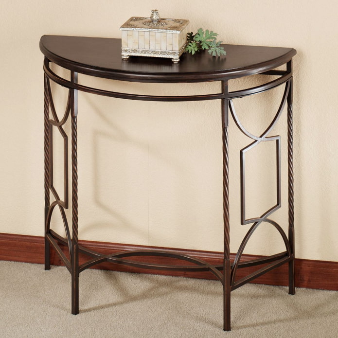 gesmede halfronde tafel in het interieur