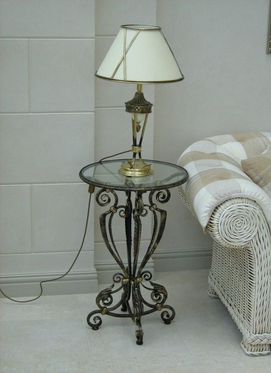 gesmeed model op ??n poot in het interieur