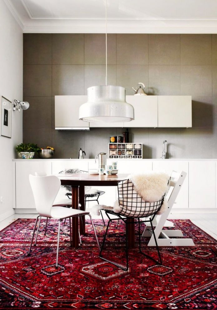 tapijt onder de eettafel