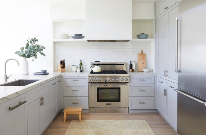 licht tapijt in de keuken