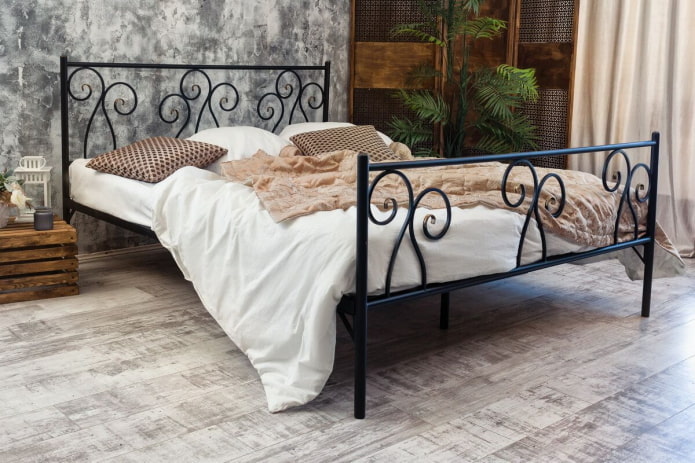 zwart gesmeed bed