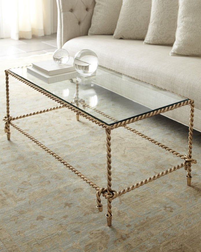 bijzondere smeedijzeren tafel met glazen blad