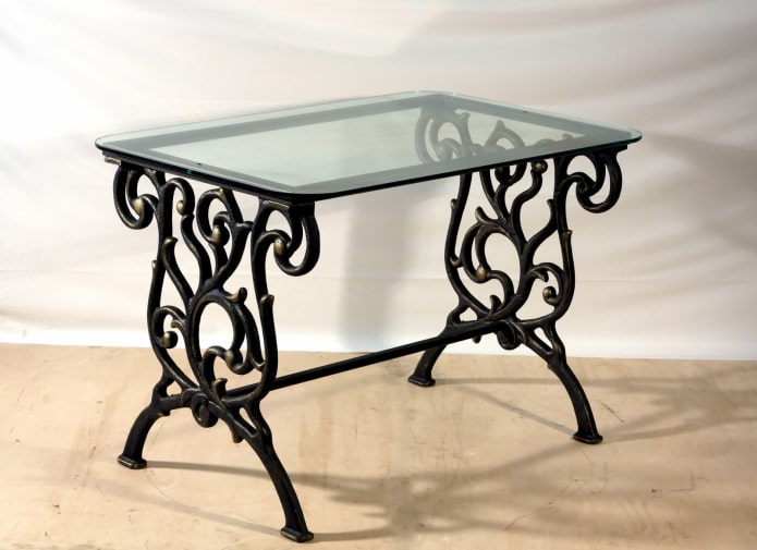 gesmede tafel met glas