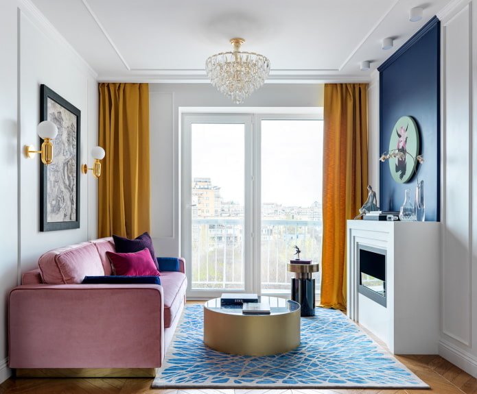 woonkamer in een appartement met een open haard
