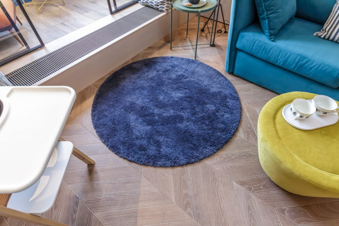 blauw rond tapijt