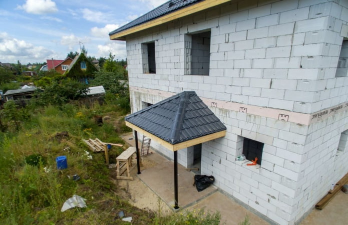 huis met luifel in de kleur van het dak
