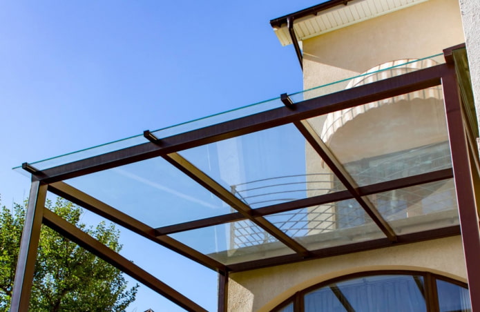 overkapping van glas boven de veranda