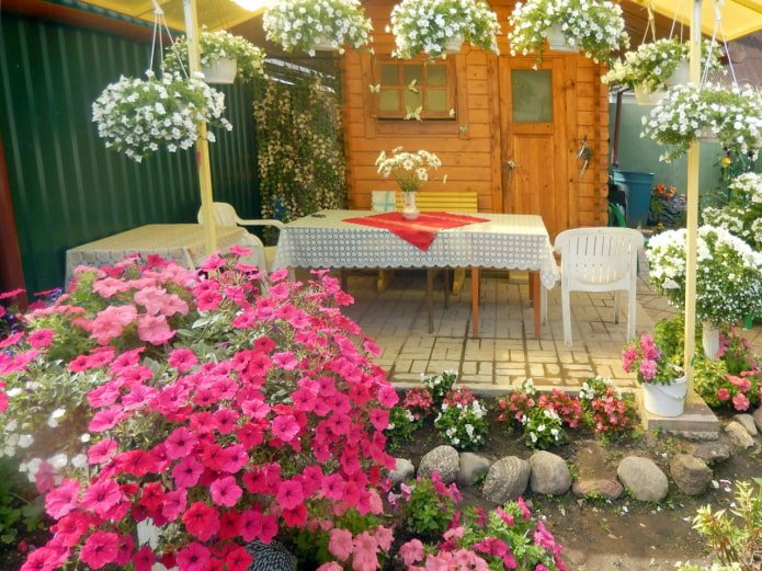 Prullenbak met bloemen
