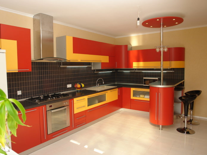 keukeninterieur in gele en rode tinten