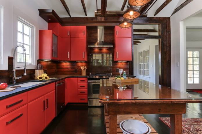keukeninterieur in roodbruine tinten