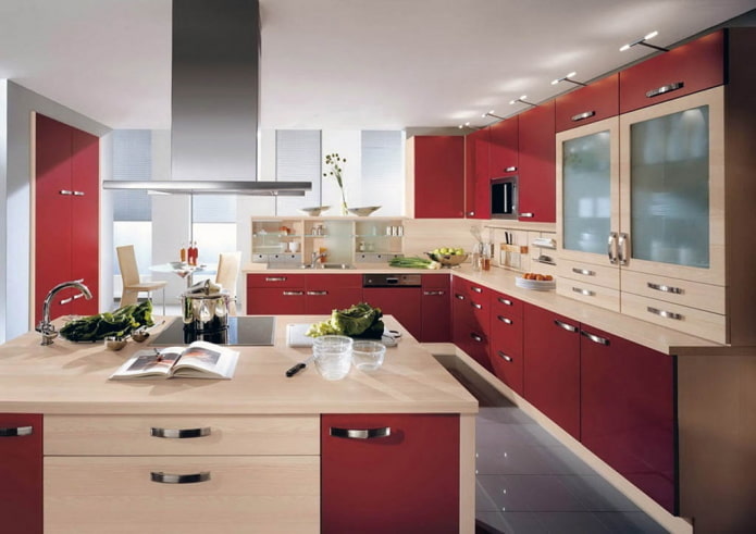 keukeninterieur in rode en beige tinten