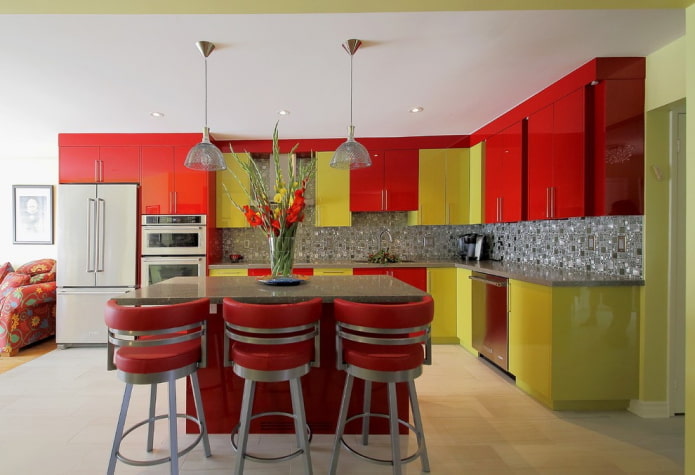 keukeninterieur in rode en groene tinten