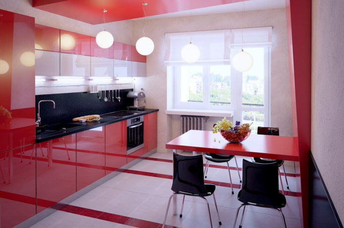 gordijnen in het keukeninterieur in rode tinten