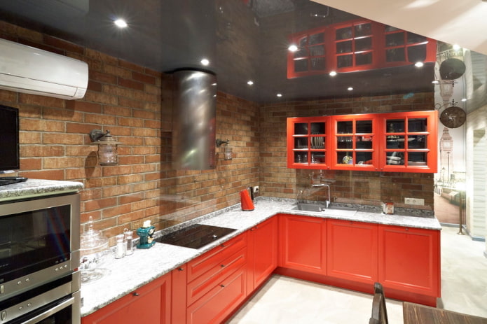 rood keukeninterieur in een loftstijl