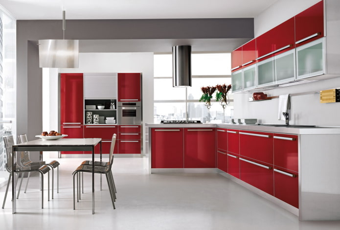 rood keukeninterieur in een hightechstijl