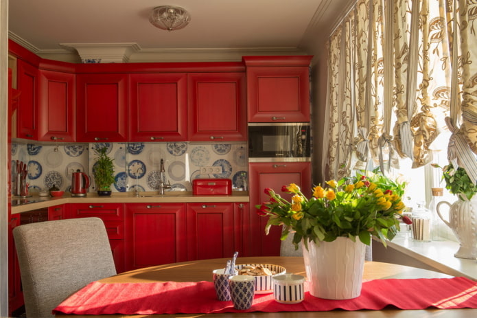 interieur van een kleine keuken in rode tinten