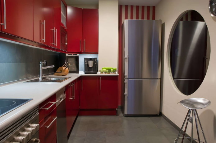 interieur van een kleine keuken in rode tinten