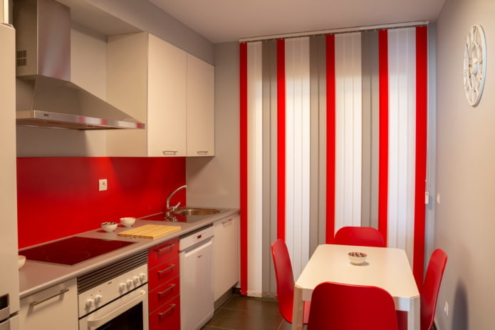 gordijnen in het keukeninterieur in rode tinten