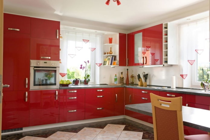 gordijnen in het keukeninterieur in rode tinten