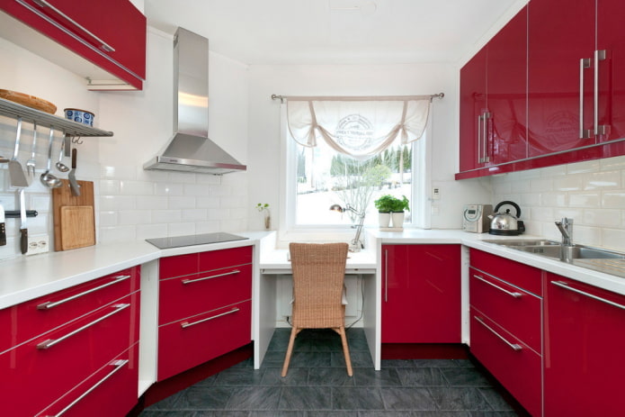gordijnen in het keukeninterieur in rode tinten