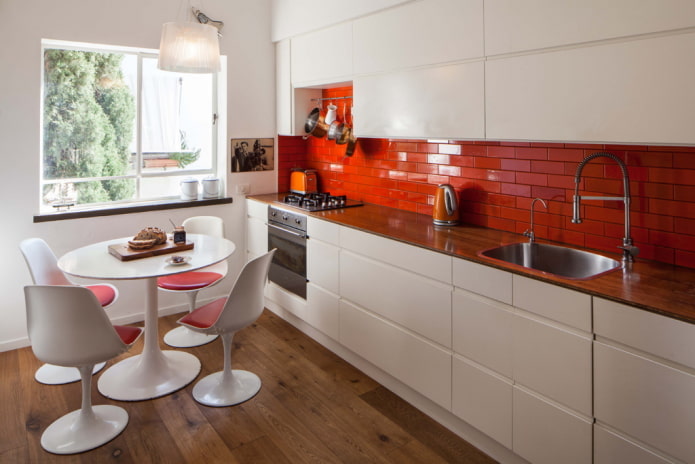 keukeninterieur met rode accenten