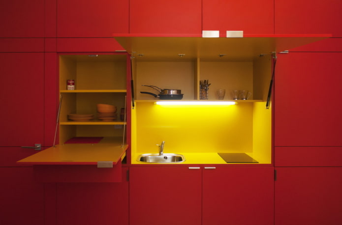 keukeninterieur in gele en rode tinten