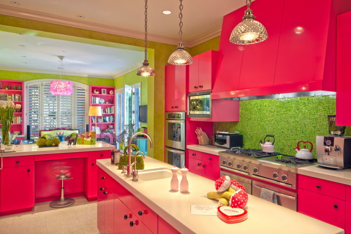 keukeninterieur in rode en groene tinten